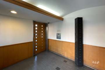 エントランスはオートロック付きです。