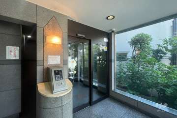 エントランスはオートロック付きです。