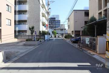 敷地南側の前面道路（西側から）