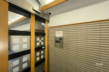 エントランスはオートロック付きです。