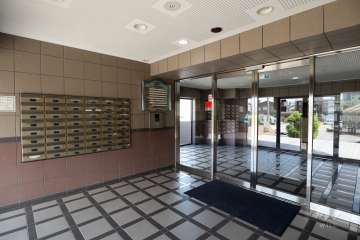 エントランスはオートロック付きです。