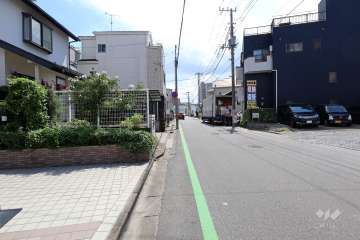 敷地西側の前面道路（北側から）
