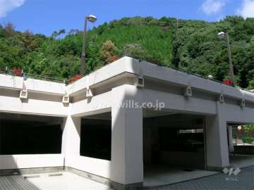 駐車場棟。すぐ裏は山です。