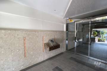 エントランスはオートロック付きです。