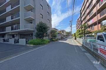 敷地の北側前面道路（東側から）