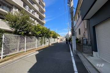 敷地の南側前面道路（西側から）