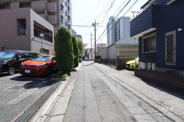 敷地西側の前面道路（北側から）