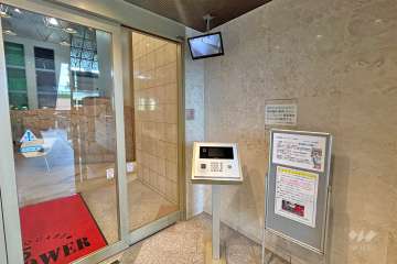 エントランスはオートロック付きです。　