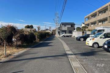 敷地南西側の前面道路（南東側から）