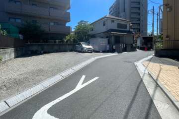 敷地西側の前面道路