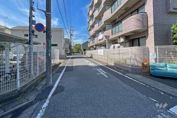 敷地南東側の前面道路（北東側から）