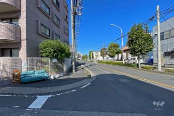 敷地北東側の前面道路（南東側から）