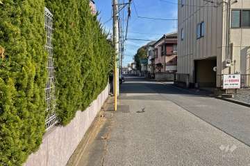 敷地南側の前面道路（西側から）