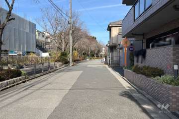 敷地西側の前面道路（南側から）