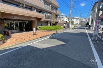 敷地南東側の前面道路（南西側から）