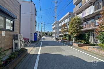 敷地南東側の前面道路（北東側から）