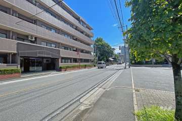 敷地の南側前面道路は環状線通りです（西側から）。