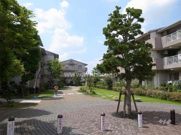 ノースアベニュー箕面おのはらの全景。手前は『荒内谷公園』です。