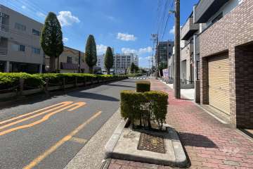 敷地の南側前面道路（東側から）