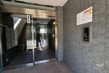 エントランスはオートロック付きです。