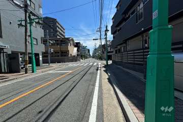 敷地南西側の前面道路（北西側から）