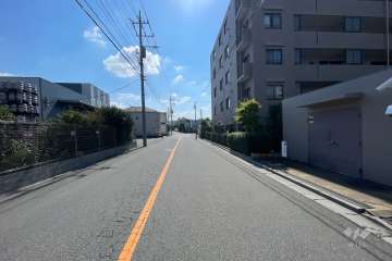 敷地の東側前面道路（北側から）
