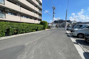 敷地の南側前面道路（西側から）