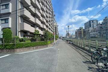 敷地南西側の前面道路（北西側から）