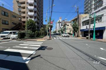 敷地北西側の前面道路（北東側から）