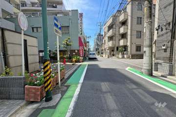 敷地北側の前面道路（東側から）