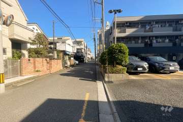 敷地の西側前面道路（南側から）