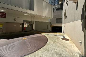 地階にある駐車場へのアプローチ