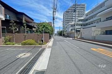 敷地の南側前面道路（西側から）