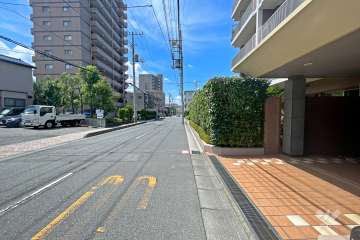 敷地の南側前面道路（東側から）