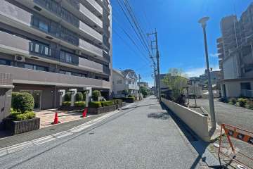 敷地の南側前面道路（西側から）