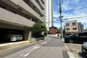 敷地の南側前面道路（西側から）