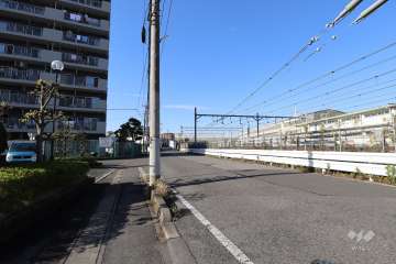 敷地北東側の前面道路（南東側から）