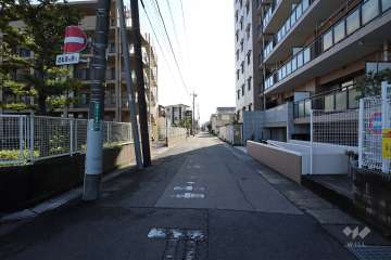 敷地東側の前面道路（北側から）