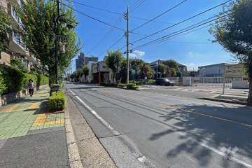 敷地の南側前面道路（西側から）