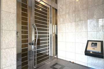 エントランスはオートロック付きです。