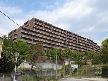 ヴェルデヒルズ箕面の外観（南西側から）