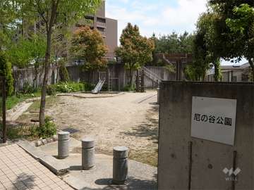 敷地に隣接して公園があります。