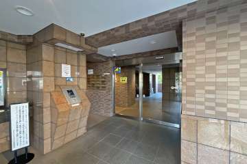 エントランスはオートロック付きです。