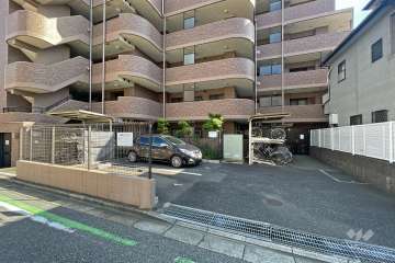 敷地内駐車場（屋外平面式）と駐輪場