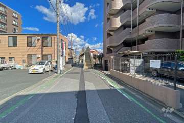 敷地北側の前面道路（西側から）