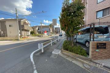 敷地東側の前面道路（北側から）