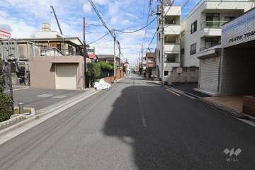 敷地東側の前面道路（南側から）