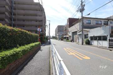 敷地西側の前面道路