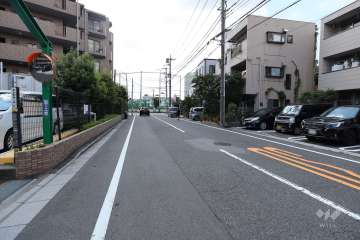 敷地北西側の前面道路（北東側から）