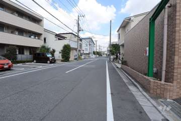 敷地北西側の前面道路（南西側から）